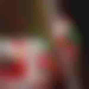 Deda Mraz koji se penje uz merdevine | LADDERSANTA